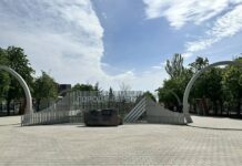 На руинах Мариуполя оккупанты открыли «парк победоносства», — ФОТО
