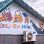 Ленин на разливе. В оккупированном Мариуполе вождя мирового пролетариата использовали для рекламы пива, — ФОТО