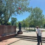 В Мариуполе флаг скрылся от «черной бабки»: символ российской пропаганды снова остался без главного атрибута, — ФОТОФАКТ