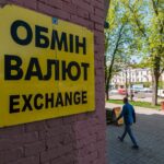 Доллар на рекорде в НБУ: что с курсом в банках и переписали ли обменники ценники 22 мая