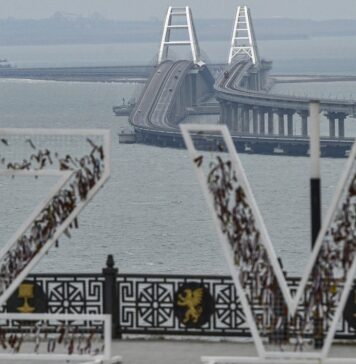 Україна уразила нафтооб’єкти з обох боків Кримського мосту. На півострові більше не продають пальне