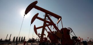 Росія і ще шість країн домовились знову підняти видобуток нафти. Bloomberg: наразі – теорія