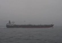 Франція і союзники затримали танкер тіньового флоту РФ: Макронп показав відео операції