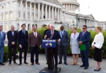 Палата представників США схвалила допомогу Україні. 18 республіканців пішли проти волі Трампа