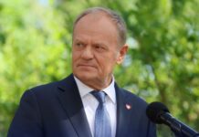 «Це тішить Путіна і шокує союзників»: Туск відреагував на відкликання ордена у Зеленського