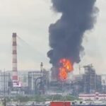 У Москві горить найбільший нафтозавод столиці РФ: відео моменту влучання