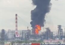 У Москві горить найбільший нафтозавод столиці РФ: відео моменту влучання