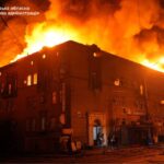 РФ п’ять разів атакувала Запоріжжя: загинула людина, спалахнули будинок і ТЦ