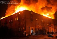 РФ п’ять разів атакувала Запоріжжя: загинула людина, спалахнули будинок і ТЦ