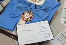 Ексглава МЗС Польщі: формально Зеленського не позбавили ордена Білого Орла