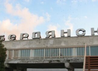 В оккупированном Бердянске предпринимателей заставляют рекламировать контрактную службу в армии РФ