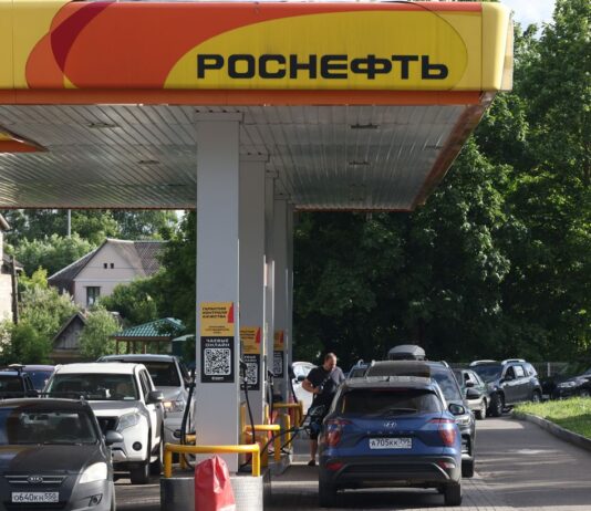 Россия потеряла четверть производства бензина на фоне атак по НПЗ, — Reuters