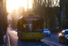 Транспорт в Киеве курсирует с изменениями, некоторые улицы перекрыты: маршруты