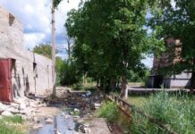 В центре оккупированной Талаковки нечистоты текут по улицам из-за аварийной канализации, — ФОТО