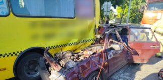 В Мариуполе легковушка врезалась в автобус: погибли два человека, пострадал 13-летний подросток, — ФОТО