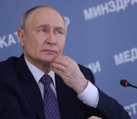 Путин признал «определенный дефицит»: в Крыму запас горючего остался на несколько дней