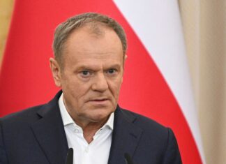 Туск отреагировал на перелет Зеленского в обход Польши на фоне скандала из-за УПА