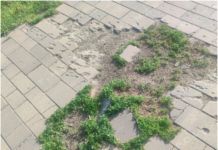 В центре оккупированного Мариуполя более четырех лет не убирают обломок снаряда «Град», — ФОТОФАКТ