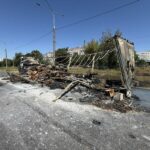 В Мариуполе оккупанты убирают с бульвара Шевченко сгоревший после атаки дронов грузовик, — ВИДЕО