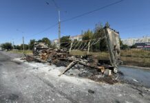 В Мариуполе оккупанты убирают с бульвара Шевченко сгоревший после атаки дронов грузовик, — ВИДЕО