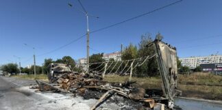 В Мариуполе оккупанты убирают с бульвара Шевченко сгоревший после атаки дронов грузовик, — ВИДЕО