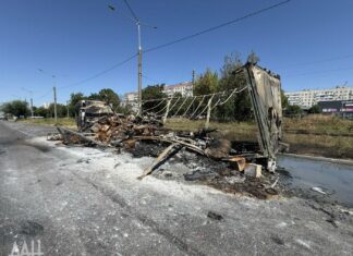 В Мариуполе оккупанты убирают с бульвара Шевченко сгоревший после атаки дронов грузовик, — ВИДЕО
