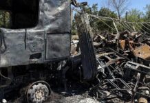 Оккупанты показали сгоревшие грузовики после ночной атаки на Мариуполь, — ФОТО