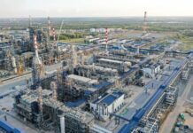 Україна уразила найбільший НПЗ Росії за 2500 км від кордону