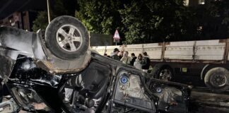 У Львові натовп перекинув та пошкодив автомобіль ТЦК
