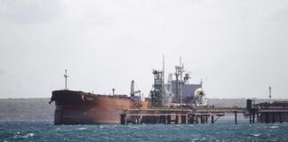«Схеми»: Супутник зафіксував дим від уражених в Азовському морі танкерів – фото