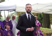 Польща вшановує Волинську трагедію: міністр оборони приїхав в Україну