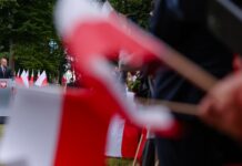 Навроцький хоче заборонити червоно-чорний прапор у Польщі