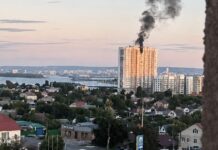 Аеродром Енгельс в РФ атакували дрони: один влетів у багатоповерхівку – відео