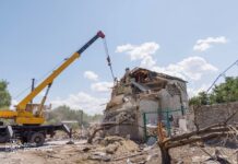 Росія вдарила авіабомбами по Донеччині: з-під завалів дістали тіла трьох загиблих