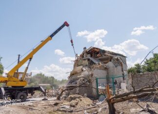 Росія вдарила авіабомбами по Донеччині: з-під завалів дістали тіла трьох загиблих
