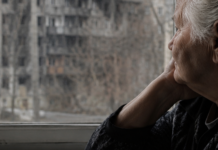 Она верила, что в России лучше. А потом Россия разрушила ее Мариуполь: история 83-летней жительницы оккупированного города