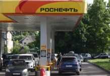 Цены на бензин в РФ бьют новые рекорды: очереди на АЗС охватили почти всю страну