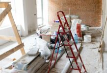 В оккупированном Мариуполе Россия заставляет жителей софинансировать ремонт поврежденного жилья