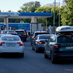 Воспитательный час на заправке. В РФ учителей «мобилизовали» успокаивать в очередях водителей