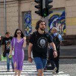 Пешеход еще не ступил на «зебру»: обязан ли водитель остановиться