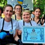 Мариупольцы помогли установить рекорд Украины по приготовлению борща и собрали почти 290 тысяч для защитников, — ФОТО