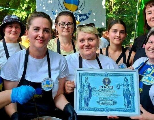 Мариупольцы помогли установить рекорд Украины по приготовлению борща и собрали почти 290 тысяч для защитников, — ФОТО