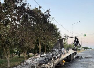 В Мариуполе после ночной атаки дронов сгорел грузовик, в городе загорелись пожары и исчез свет, — ФОТО, ВИДЕО