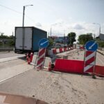 В Мариуполе на Пост-мосту образовался провал: люди каждый день рискуют на аварийном участке, — ВИДЕО