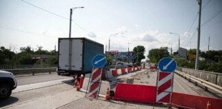 В Мариуполе на Пост-мосту образовался провал: люди каждый день рискуют на аварийном участке, — ВИДЕО