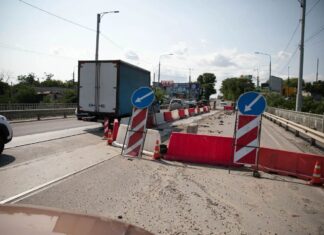 В Мариуполе на Пост-мосту образовался провал: люди каждый день рискуют на аварийном участке, — ВИДЕО