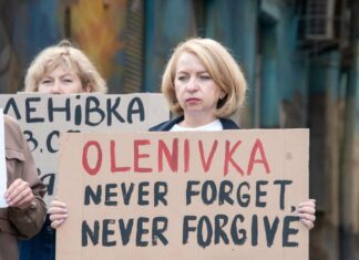 От Львова до Одессы: мариупольцы вышли на акции к годовщине теракта в Оленивке, — ФОТО
