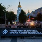В Киеве открыли постоянную инсталляцию памяти защитников Мариуполя, убитых в Оленивке, — ФОТО