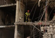 В Киеве под завалами обстрелянного дома может находиться еще 10 человек