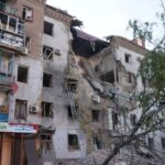 Российские КАБы разрушили два этажа пятиэтажки в Запорожье, есть погибшие